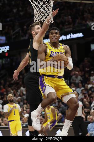 Cleveland, Stati Uniti. 30 ottobre 2024. I Los Angeles Lakers Rui Hachimura (28) regola il suo tiro mentre difeso dai Cleveland Cavaliers Dean Wade (32) nel secondo tempo a Cleveland, Ohio mercoledì 30 ottobre 2024. Foto di Aaron Josefczyk/UPI credito: UPI/Alamy Live News Foto Stock