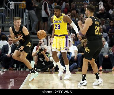 Cleveland, Stati Uniti. 30 ottobre 2024. I Cleveland Cavaliers Sam Merrill (5) salvano la palla dall'andare fuori dai limiti davanti ai Los Angeles Lakers Rui Hachimura (28) e al compagno di squadra George Niang (20) nel secondo tempo a Cleveland, Ohio mercoledì 30 ottobre 2024. Foto di Aaron Josefczyk/UPI credito: UPI/Alamy Live News Foto Stock