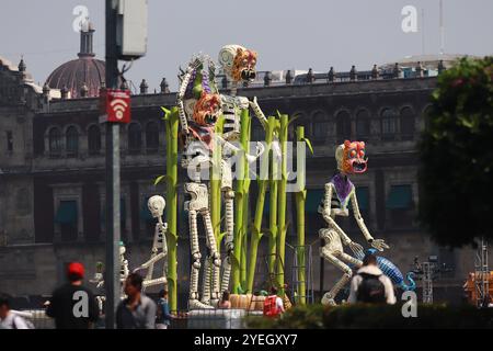 Città del Messico, Messico. 30 ottobre 2024. Le figure monumentali in cartone che fanno parte dell'offerta Mega sono montate nella piazza principale di Zocalo. Il 30 ottobre 2024 a città del Messico, Messico. (Foto di Carlos Santiago/ credito: Eyepix Group/Alamy Live News Foto Stock