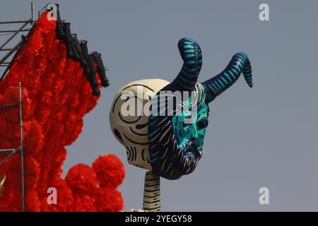 Le figure monumentali in cartone che fanno parte dell'offerta Mega sono montate nella piazza principale di Zocalo. Il 30 ottobre 2024 a città del Messico, Messico. (Credit Image: © Carlos Santiago/eyepix via ZUMA Press Wire) SOLO PER USO EDITORIALE! Non per USO commerciale! Foto Stock