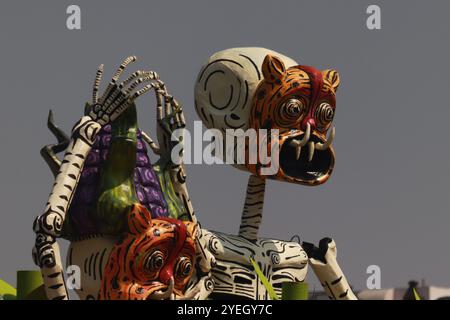 Le figure monumentali in cartone che fanno parte dell'offerta Mega sono montate nella piazza principale di Zocalo. Il 30 ottobre 2024 a città del Messico, Messico. (Credit Image: © Carlos Santiago/eyepix via ZUMA Press Wire) SOLO PER USO EDITORIALE! Non per USO commerciale! Foto Stock