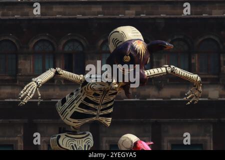 Città del Messico, Messico. 30 ottobre 2024. Le figure monumentali in cartone che fanno parte dell'offerta Mega sono montate nella piazza principale di Zocalo. Il 30 ottobre 2024 a città del Messico, Messico. (Foto di Carlos Santiago/ Eyepix Group/Sipa USA) credito: SIPA USA/Alamy Live News Foto Stock