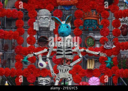 Città del Messico, Messico. 30 ottobre 2024. Le figure monumentali in cartone che fanno parte dell'offerta Mega sono montate nella piazza principale di Zocalo. Il 30 ottobre 2024 a città del Messico, Messico. (Foto di Carlos Santiago/ Eyepix Group/Sipa USA) credito: SIPA USA/Alamy Live News Foto Stock