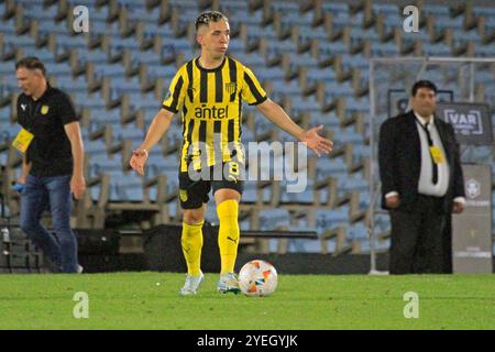 Montevideo, Uruguay. 30 ottobre 2024. Leonardo Fernandez del Penarol controlla la palla durante la semifinale di andata e ritorno tra l'Uruguay's Peñarol e il Brasile Botafogo della Copa CONMEBOL Libertadores 2024, allo stadio Centenario, a Montevideo, Uruguay, il 30 ottobre 2024. Foto: Piscina Pelaez Burga/DiaEsportivo/Alamy Live News crediti: DiaEsportivo/Alamy Live News Foto Stock