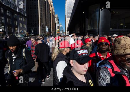 I sostenitori di Donald Trump aspettano in fila di vederlo durante una manifestazione elettorale al Madison Square Garden di New York il 27 ottobre 2024. Foto Stock