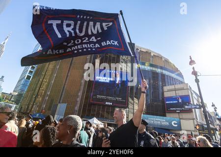 I sostenitori di Donald Trump aspettano in fila di vederlo durante una manifestazione elettorale al Madison Square Garden di New York il 27 ottobre 2024. Foto Stock