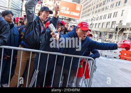 La folla si riunisce fuori dal Madison Square Garden a New York durante una manifestazione per il candidato presidenziale, Donald Trump, il 27 ottobre 2024 Foto Stock