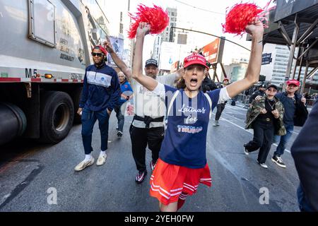 La folla si riunisce fuori dal Madison Square Garden a New York durante una manifestazione per il candidato presidenziale, Donald Trump, il 27 ottobre 2024 Foto Stock
