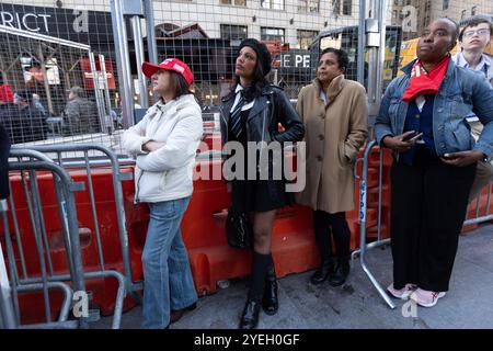 La folla si riunisce fuori dal Madison Square Garden a New York durante una manifestazione per il candidato presidenziale, Donald Trump, il 27 ottobre 2024 Foto Stock