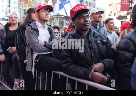 La folla si riunisce fuori dal Madison Square Garden a New York durante una manifestazione per il candidato presidenziale, Donald Trump, il 27 ottobre 2024 Foto Stock