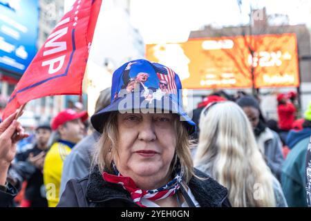 La folla si riunisce fuori dal Madison Square Garden a New York durante una manifestazione per il candidato presidenziale, Donald Trump, il 27 ottobre 2024 Foto Stock