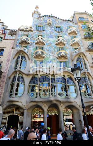 Casa Batlló progettata da Antoni Gaudí sul Passeig de Gràcia a Barcellona, Spagna. Foto Stock