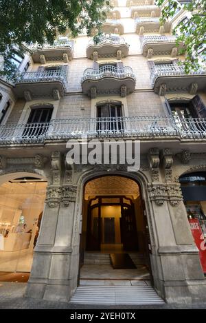 Splendidi edifici lungo la Carrer Gran de Gràcia a Barcellona, Spagna. Foto Stock