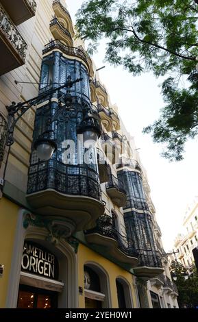 Splendidi edifici lungo la Carrer Gran de Gràcia a Barcellona, Spagna. Foto Stock