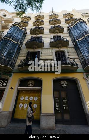 Splendidi edifici lungo la Carrer Gran de Gràcia a Barcellona, Spagna. Foto Stock