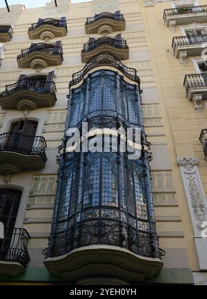 Splendidi edifici lungo la Carrer Gran de Gràcia a Barcellona, Spagna. Foto Stock