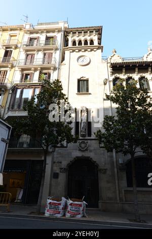 Splendidi edifici lungo la Carrer Gran de Gràcia a Barcellona, Spagna. Foto Stock