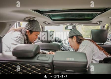 Un coreano di 30 anni guida un'auto a Pyeongnae-dong, Namyangju-si, Gyeonggi-do, Corea. Foto Stock