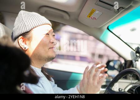 Un coreano di 30 anni guida un'auto a Pyeongnae-dong, Namyangju-si, Gyeonggi-do, Corea. Foto Stock