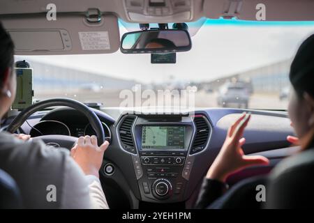Un coreano di 30 anni guida un'auto a Pyeongnae-dong, Namyangju-si, Gyeonggi-do, Corea. Foto Stock