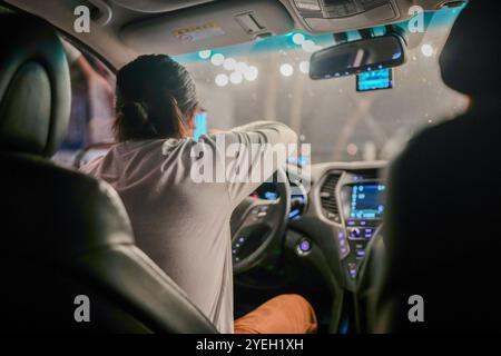 Un coreano di 30 anni guida un'auto a Pyeongnae-dong, Namyangju-si, Gyeonggi-do, Corea. Foto Stock