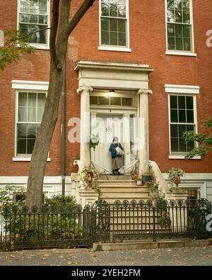 Sosta su Washington Square North, a Manhattan, New York Foto Stock