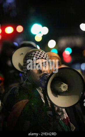 Londra, Regno Unito. 30 ottobre 2024. Un manifestante parla attraverso un megafono durante la dimostrazione. I manifestanti si riuniscono di fronte a Downing Street per dimostrare contro la complicità degli Emirati nel genocidio in Sudan. Chiedono la fine delle sofferenze e che gli Emirati Arabi Uniti che finanziano e sostengono le forze di sostegno rapido (RSF) escano dal paese. L'organizzazione Action for Sudan è sinonimo di diritti umani, giustizia e autodeterminazione per il popolo sudanese. (Foto di Martin Pope/SOPA Images/Sipa USA) credito: SIPA USA/Alamy Live News Foto Stock