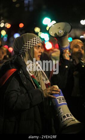 Londra, Regno Unito. 30 ottobre 2024. Un manifestante tiene in mano un megafono durante la dimostrazione. I manifestanti si riuniscono di fronte a Downing Street per dimostrare contro la complicità degli Emirati nel genocidio in Sudan. Chiedono la fine delle sofferenze e che gli Emirati Arabi Uniti che finanziano e sostengono le forze di sostegno rapido (RSF) escano dal paese. L'organizzazione Action for Sudan è sinonimo di diritti umani, giustizia e autodeterminazione per il popolo sudanese. (Foto di Martin Pope/SOPA Images/Sipa USA) credito: SIPA USA/Alamy Live News Foto Stock