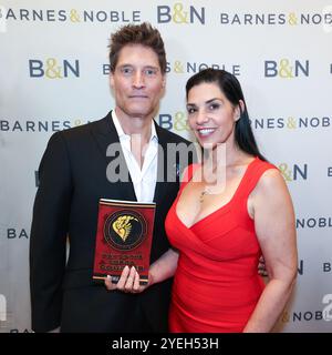 Los Angeles, California, Stati Uniti. 8 ottobre 2024. "Way of the Cobra Couples" firma del libro con gli autori Sean e Michele Kanan al Barnes & Noble - The Grove al Farmers Market di Los Angeles, California. Credito: Sheri Determan Foto Stock