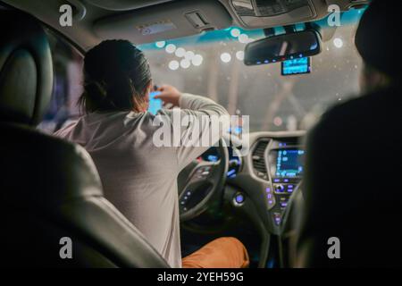 Un coreano di 30 anni guida un'auto a Pyeongnae-dong, Namyangju-si, Gyeonggi-do, Corea. Foto Stock