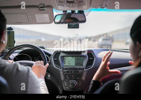 Un coreano di 30 anni guida un'auto a Pyeongnae-dong, Namyangju-si, Gyeonggi-do, Corea. Foto Stock