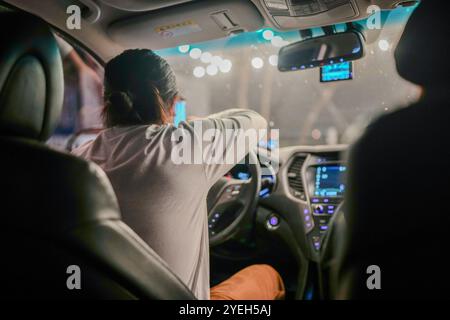 Un coreano di 30 anni guida un'auto a Pyeongnae-dong, Namyangju-si, Gyeonggi-do, Corea. Foto Stock