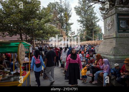 Yogyakarta-Indonesia, 21 settembre 2024: Turisti e visitatori al Pasar Lawas Mataram Festival, gustando piatti tradizionali giavanesi a Kota Gede, Yogy Foto Stock