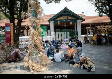 Yogyakarta-Indonesia, 21 settembre 2024: Turisti e visitatori al Pasar Lawas Mataram Festival, gustando piatti tradizionali giavanesi a Kota Gede, Yogy Foto Stock