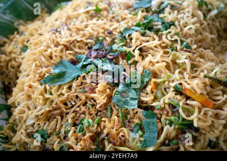 Bakmi Goreng, cibo di strada tradizionale indonesiano, spaghetti fritti cucinati con spezie tipiche della cucina giavanese. Foto Stock