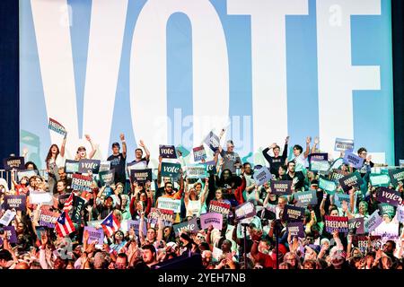 Harrisburg, Pennsylvania, Stati Uniti. 30 ottobre 2024. Gente che tiene i cartelli per uscire dalla manifestazione di voto al Pennsylvania Farm Show Complex di Harrisburg, Pennsylvania. (Credit Image: © Michael Brochstein/ZUMA Press Wire) SOLO PER USO EDITORIALE! Non per USO commerciale! Foto Stock