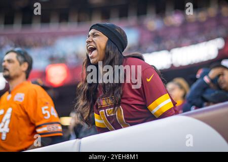 Landover, Maryland, Stati Uniti. 27 ottobre 2024. I fan dei Washington Commanders esultano durante la partita tra i Chicago Bears e i Washington Commanders giocata a Landover, Maryland. Cory Royster/Cal Sport Media/Alamy Live News Foto Stock