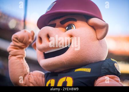 Landover, Maryland, Stati Uniti. 27 ottobre 2024. La mascotte maggiore Tuddy dei Washington Commanders durante la partita tra i Chicago Bears e i Washington Commanders giocata a Landover, Maryland. Cory Royster/Cal Sport Media/Alamy Live News Foto Stock