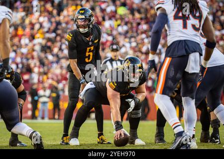 Landover, Maryland, Stati Uniti. 27 ottobre 2024. Il quarterback dei Washington Commanders Jayden Daniels (5) durante la partita tra Chicago Bears e Washington Commanders giocata a Landover, Maryland. Cory Royster/Cal Sport Media/Alamy Live News Foto Stock