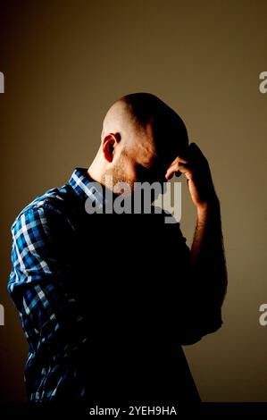 IMMAGINE POSTA DAL MODELLO foto del file datata 09/03/15 di un uomo che mostra segni di depressione. L'anno scorso in Scozia ci sono state più di 7.000 detenzioni per cure e cure sanitarie mentali obbligatorie, dati riportati in un rapporto pubblicato dalla Mental Welfare Commission for Scotland (MWCS) show. Data di pubblicazione: Giovedì 31 ottobre 2024. Foto Stock