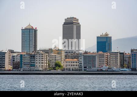 Smirne, Turchia - 3 luglio 2024: Vista di Kordon Street, molo dei traghetti e grattacieli dal mare nell'area del passaporto di Smirne Foto Stock