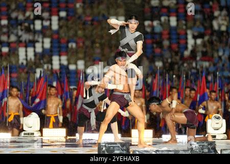 Phnom Penh. 30 ottobre 2024. Gli artisti si esibiscono durante la cerimonia di apertura dei IV Giochi nazionali a Phnom Penh, Cambogia, il 30 ottobre 2024. Crediti: Sovannara/Xinhua/Alamy Live News Foto Stock