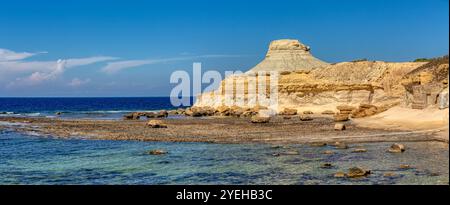 La gemma nascosta di Gozo, la spiaggia di ciottoli della baia di Xwejni con acque turchesi invitano a trascorrere una giornata rilassante a Gozo, Malta. Foto Stock