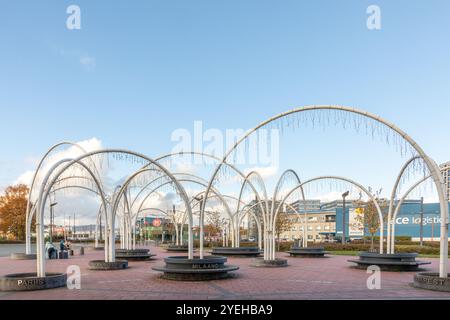 Tallinn, Estonia - 27 ottobre 2024: Diversi nomi di città scritti sul cemento. Molte forme d'arco e ombre piacevoli. Aeroporto pubblico t Foto Stock