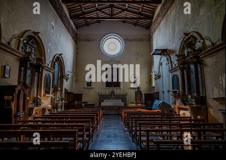 La data di fondazione della chiesa di Santa chiara risale al 1275 ed è stato Alferio di Isernia, a proprie spese, a costruire la chiesa Foto Stock