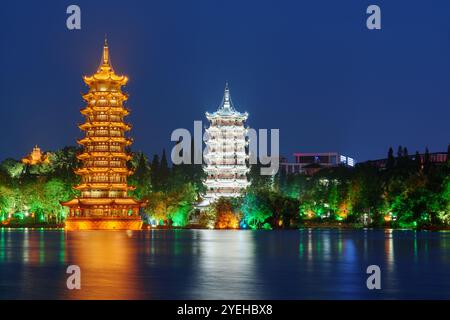 Vista panoramica notturna delle Pagode gemelle Sole e Luna Foto Stock