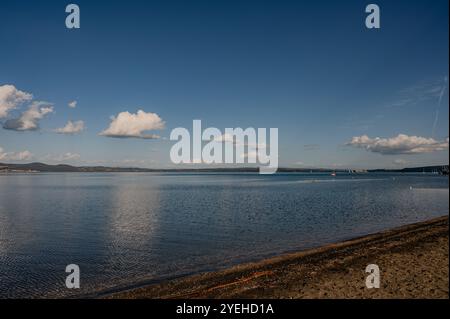 Il lago di Bracciano, originariamente chiamato lago Sabatino, è un lago che riempie una depressione di origine vulcanica e tettonica, situato nella Tuscia romana e su Foto Stock