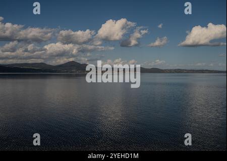 Il lago di Bracciano, originariamente chiamato lago Sabatino, è un lago che riempie una depressione di origine vulcanica e tettonica, situato nella Tuscia romana e su Foto Stock