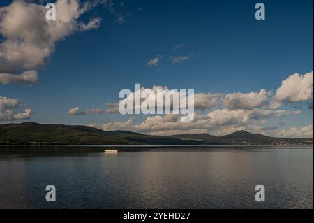 Il lago di Bracciano, originariamente chiamato lago Sabatino, è un lago che riempie una depressione di origine vulcanica e tettonica, situato nella Tuscia romana e su Foto Stock