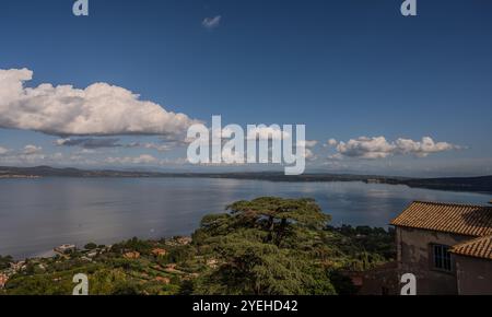 Il lago di Bracciano, originariamente chiamato lago Sabatino, è un lago che riempie una depressione di origine vulcanica e tettonica, situato nella Tuscia romana e su Foto Stock